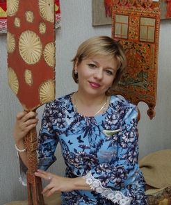 Нестеренко Татьяна Юрьевна ЧЛЕН СХР  С 2015 ГОДА Искусствовед, специализация «Народное искусство». Кандидат педагогических наук. 