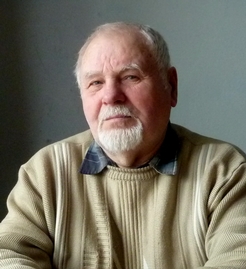 Лев Никанорович Постников 27.08.1939 – 15.03.2021 – скульптор, член СХ России, преподаватель Железногорского художественного колледжа им. А.А. Дейнеки. 