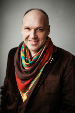 Тельных Владимир Анатольевич: Художник, дизайнер и декоратор. Работает в технике лоскутного шитья (пэтчворк), занимается художественной фотографией, резьбой по дереву, ландшафтным дизайном, проектированием интерьеров, создаёт авторскую одежду.